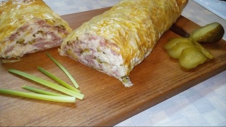 Рулет (сосиска, сыр, соус чесночный)